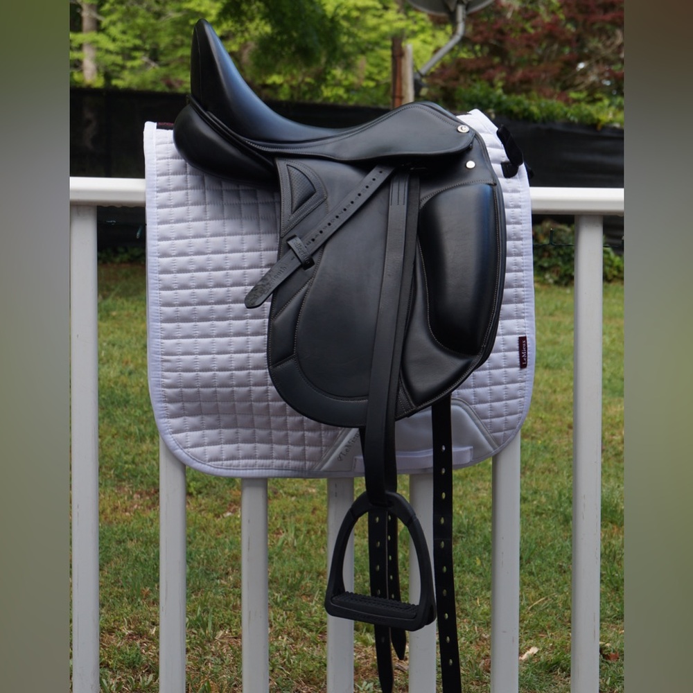 Collegiate Monoflap Dessage Saddle